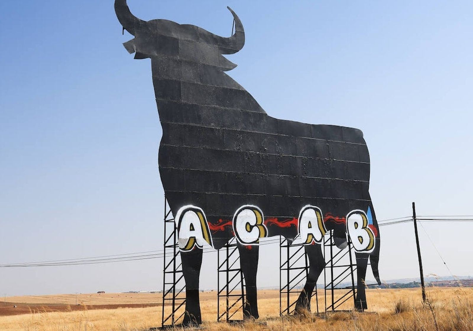 Pintada vandálica en el Toro de Osborne de la entrada sur de Salamanca