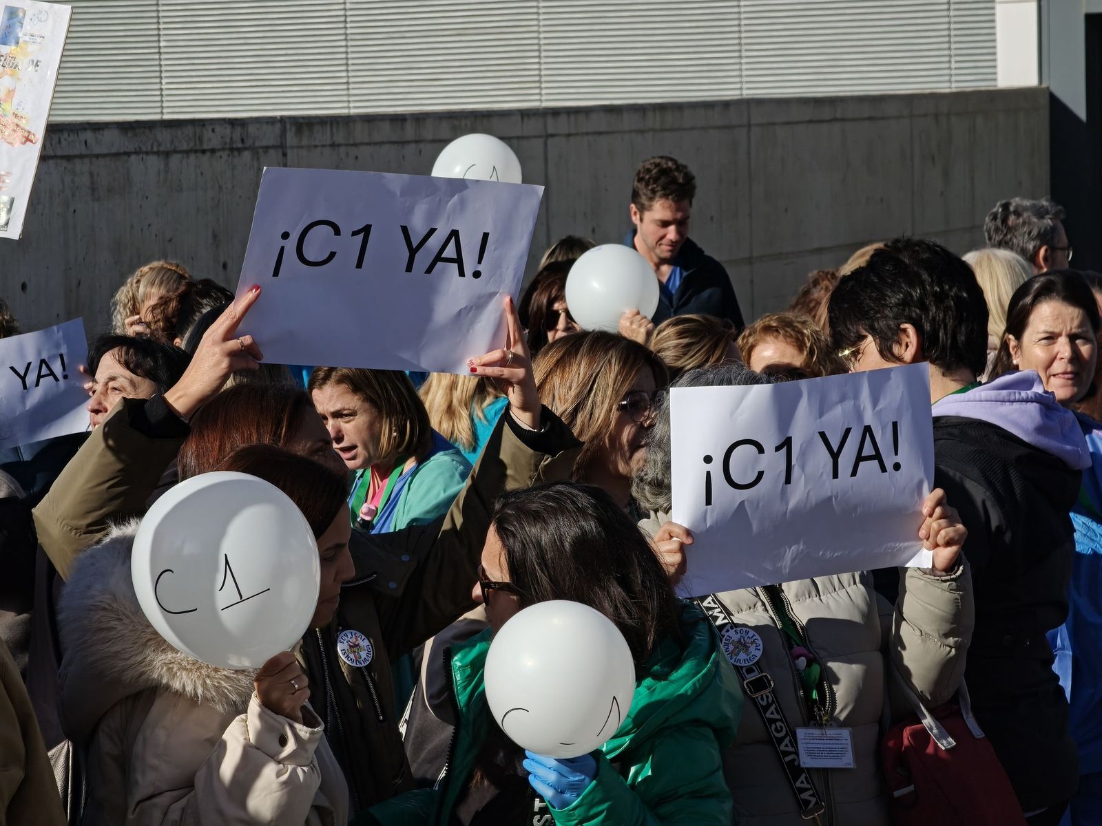 Las TCAEs de Salamanca se concentran a las puertas del hospital de Salamanca