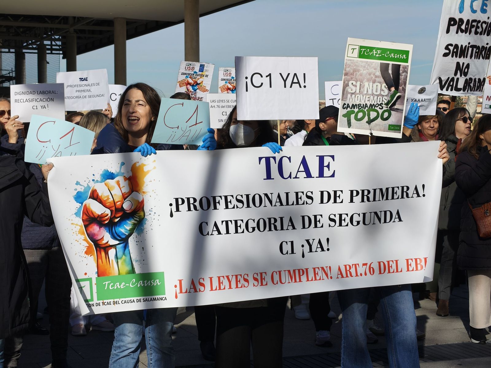 Las TCAEs de Salamanca se concentran a las puertas del hospital de Salamanca