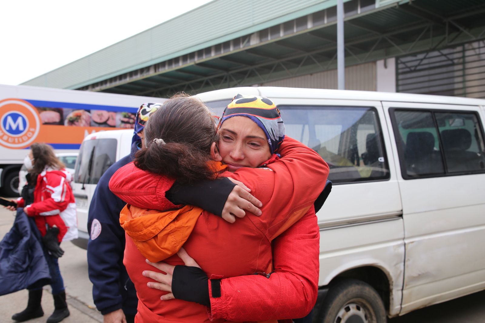 Varias empresas, ayuntamientos y particulares de la provincia de Zamora coordinados por la ONGD Acción Norte envían ayuda a la frontera de Polonia con Ucrania. El convoy, formado por un camión y seis furgonetas, parte de Benavente. ICAL