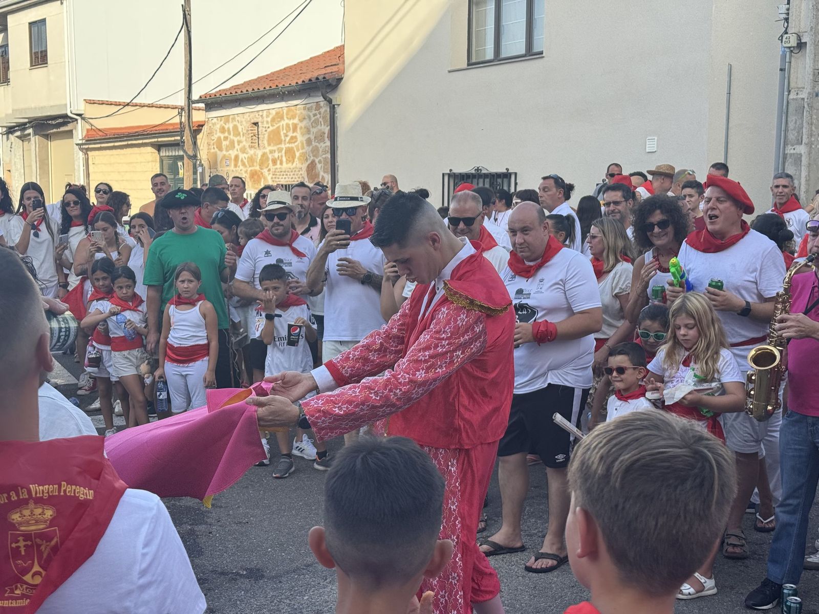 Castellanos de Moriscos. Paseo de peñas con la temática “Viva San Fermín”