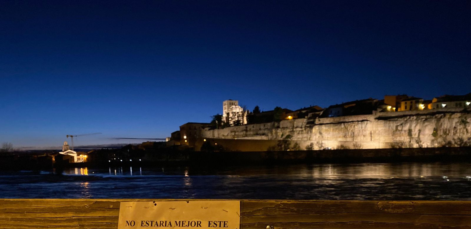 El curioso y reivindicativo cartel que ha aparecido a orillas del Duero en Zamora