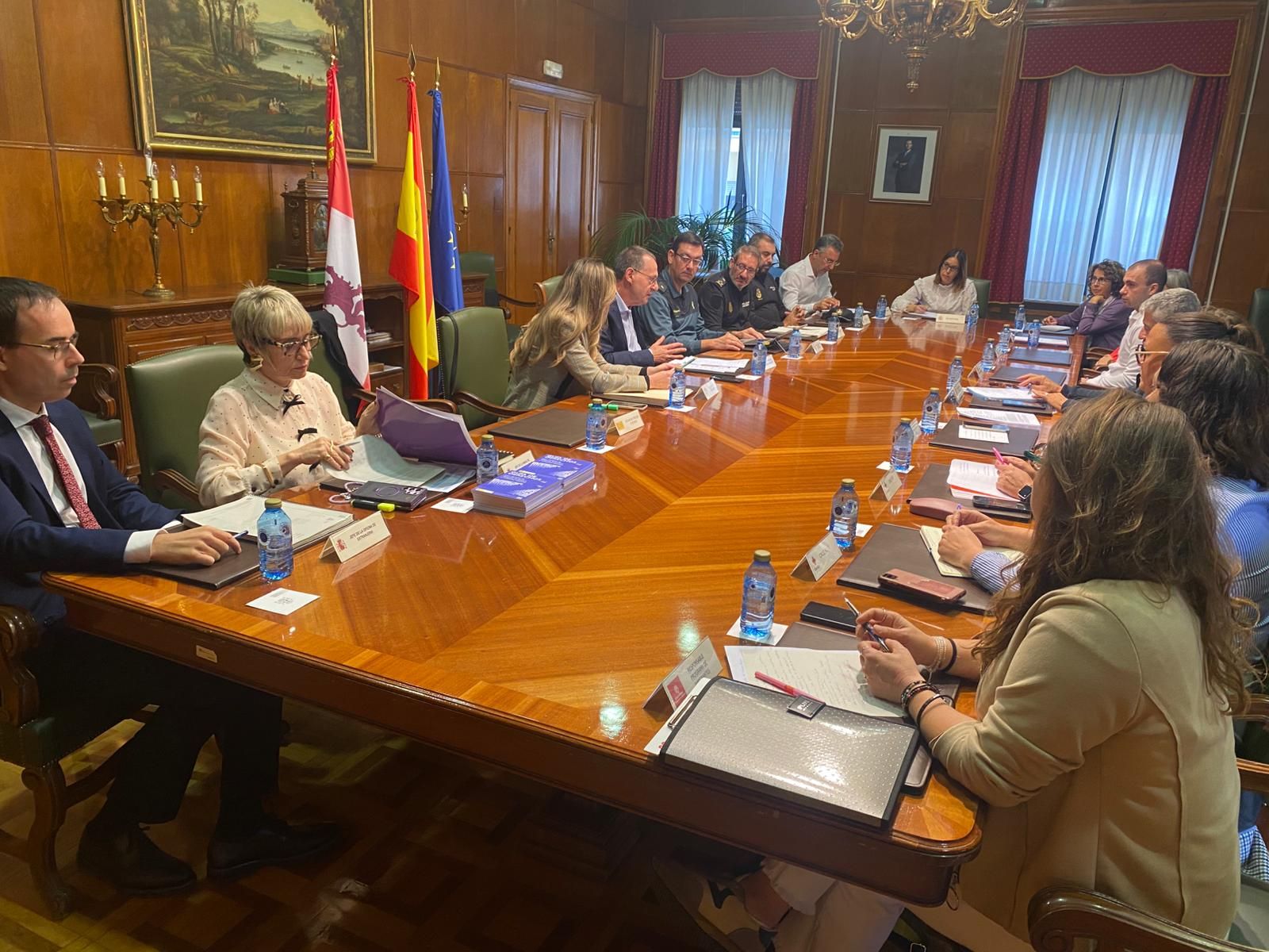 El subdelegado de Gobierno, Ángel Blanco, reunido con las entidades durante la Mesa de Trabajo