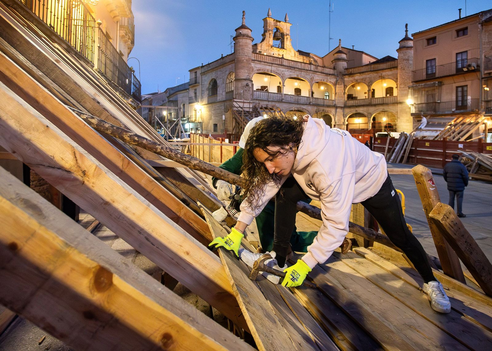 Los vecinos de Ciudad Rodrigo comienzan a montar el tablao de la Plaza de Toros - ICAL