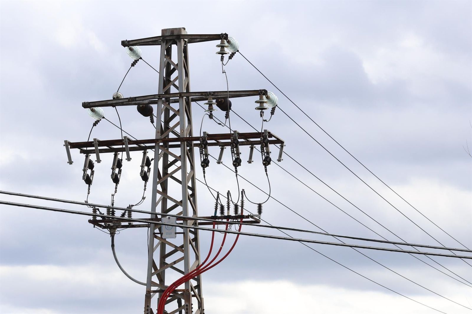 Un poste eléctrico, a 14 de marzo de 2025, en Madrid (España). - Marta Fernández - Europa Press - Archivo