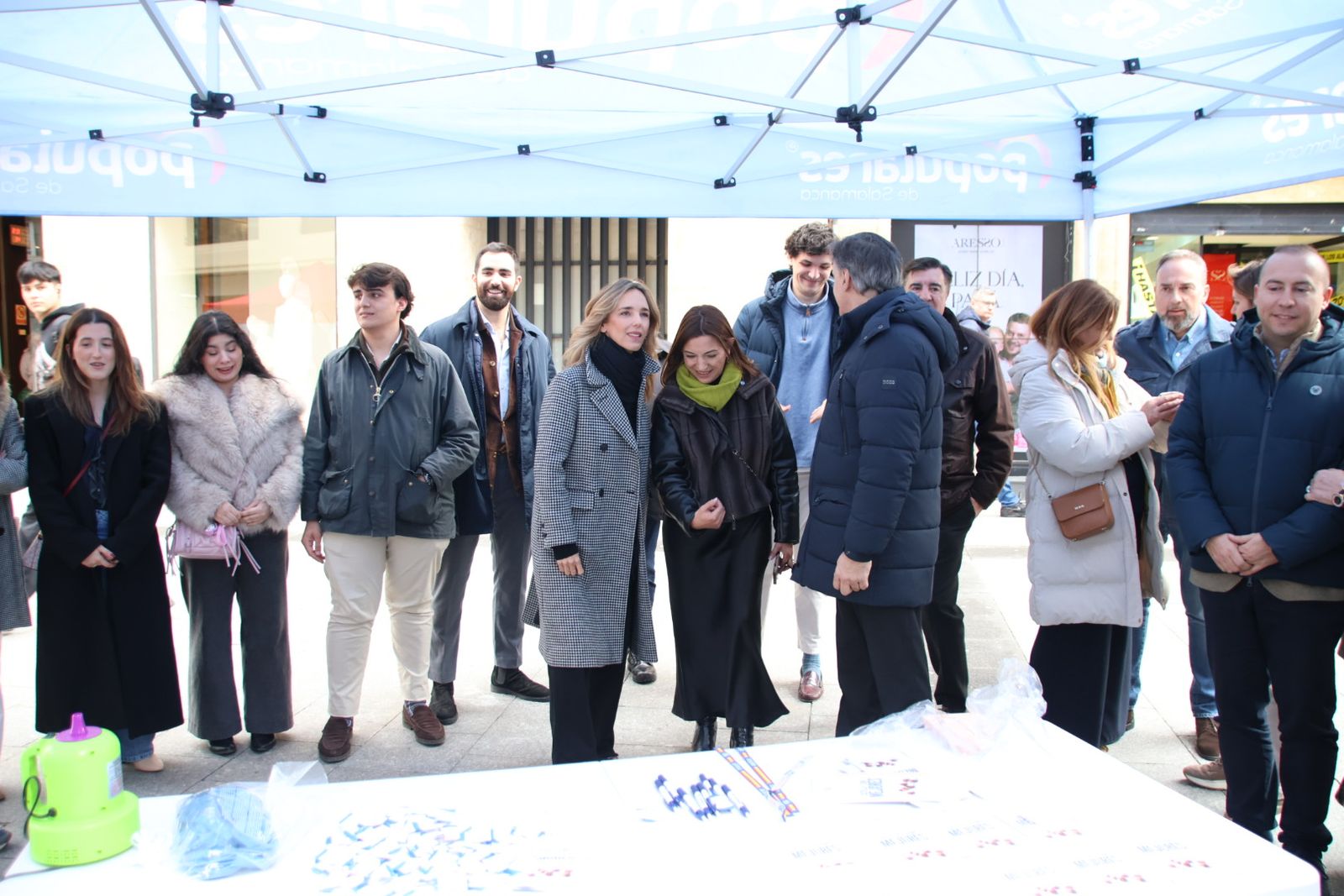 Cayetana Álvarez de Toledo y Carlos García Carbayo, dan un paseo electoral por la Plaza Mayor