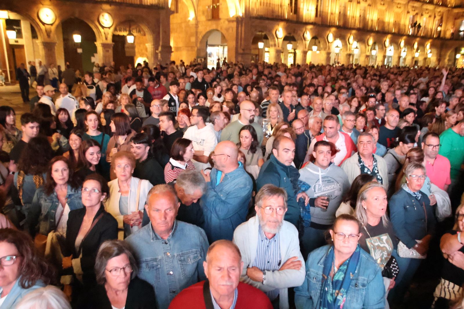 Medina Azahara hace vibrar a la Plaza Mayor de Salamanca con su eterno y emblemático rock