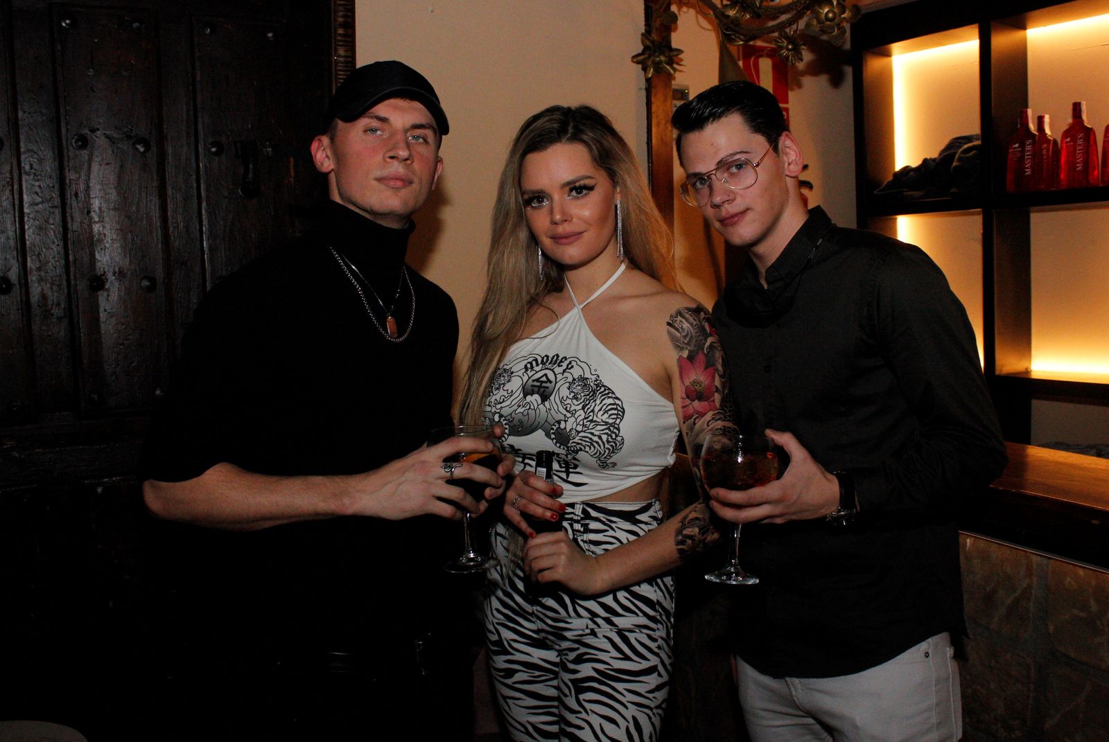 Tres jóvenes, durante la noche de Navidad en Salamanca / FOTO SALAMANCA24HORAS.COM