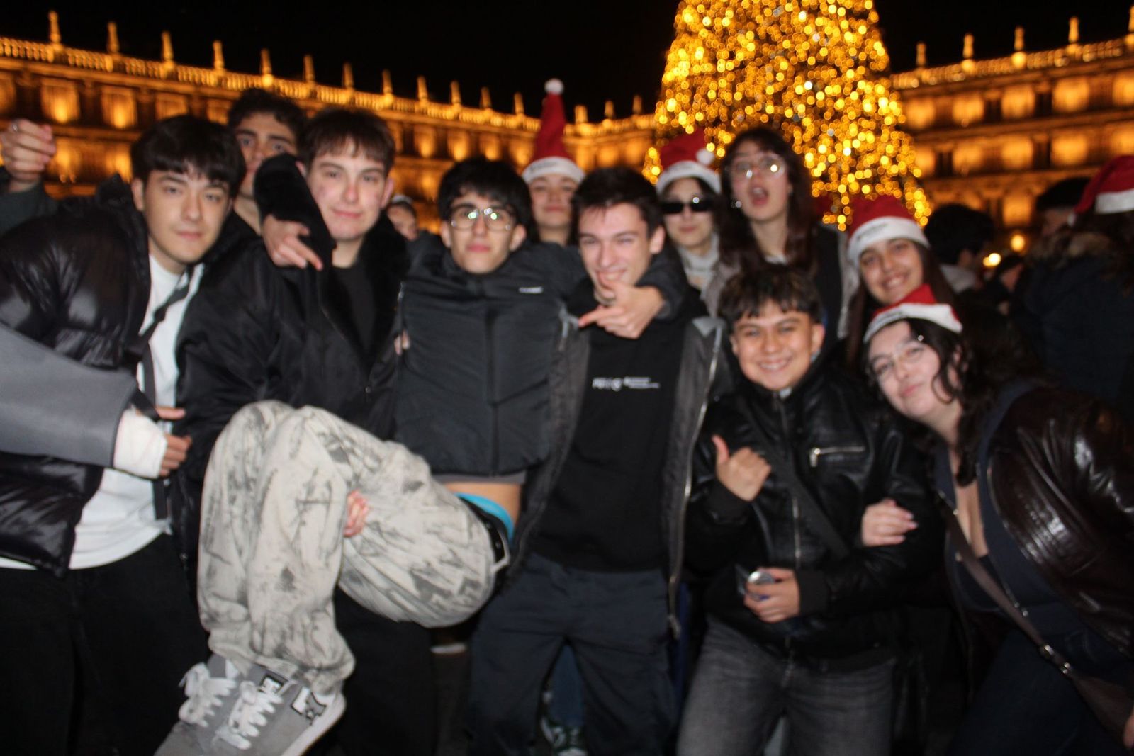 Centenares de personas disfrutan de las campanadas y la fiesta del Fin de Año Universitario