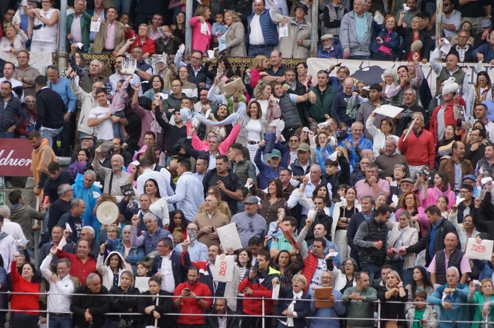 ambiente-en-el-patio-de-cuadrillas-de-la-glorieta-para-ver-a-sergio-galan-diego-ventura-y-guillermo-hermoso-de-mendoza-21-de-septiembre-de-2024-fotos-juanes-88
