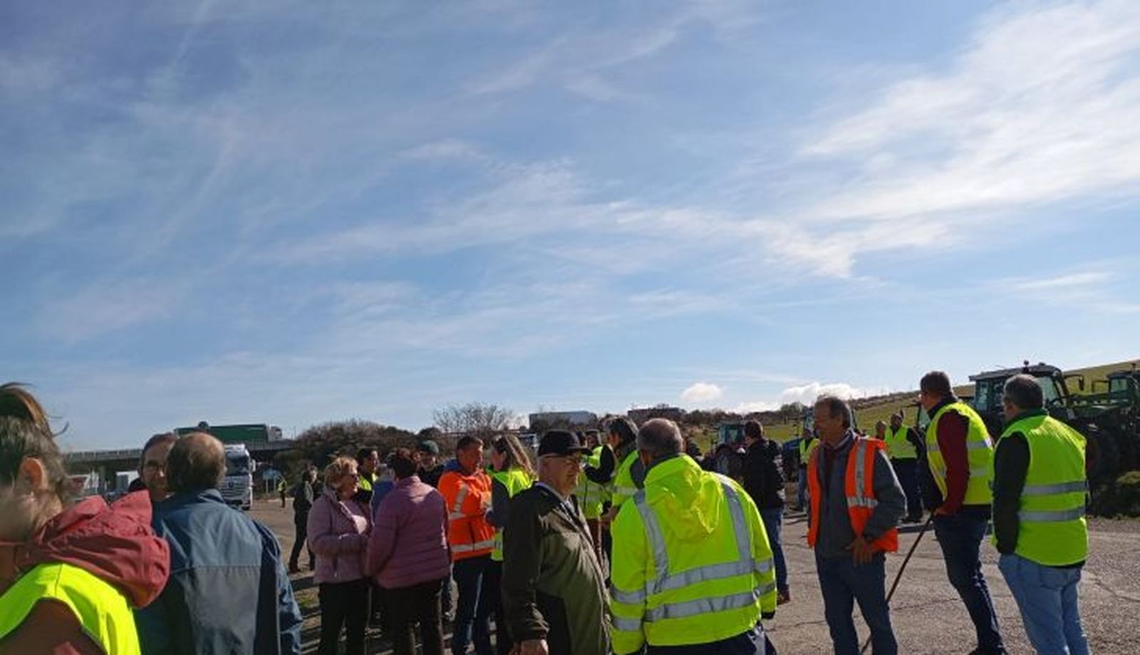 Los tractores cortan el tráfico en la A-62 a la altura de Castrillo de la Guareña.