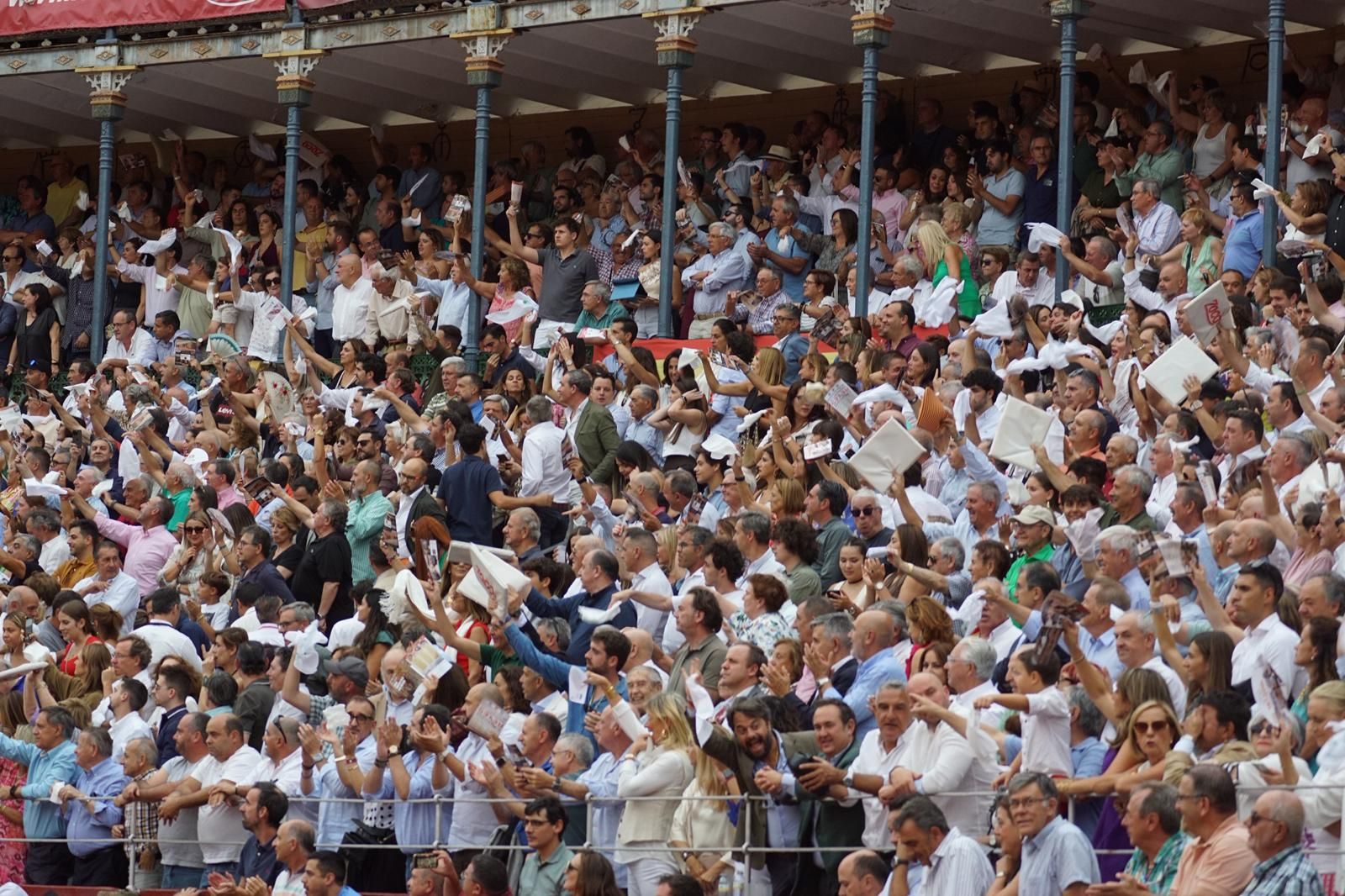 Gran ambiente en La Glorieta para la tarde de toros de Morante de la Puebla, Ismael Martín y Marco Pérez