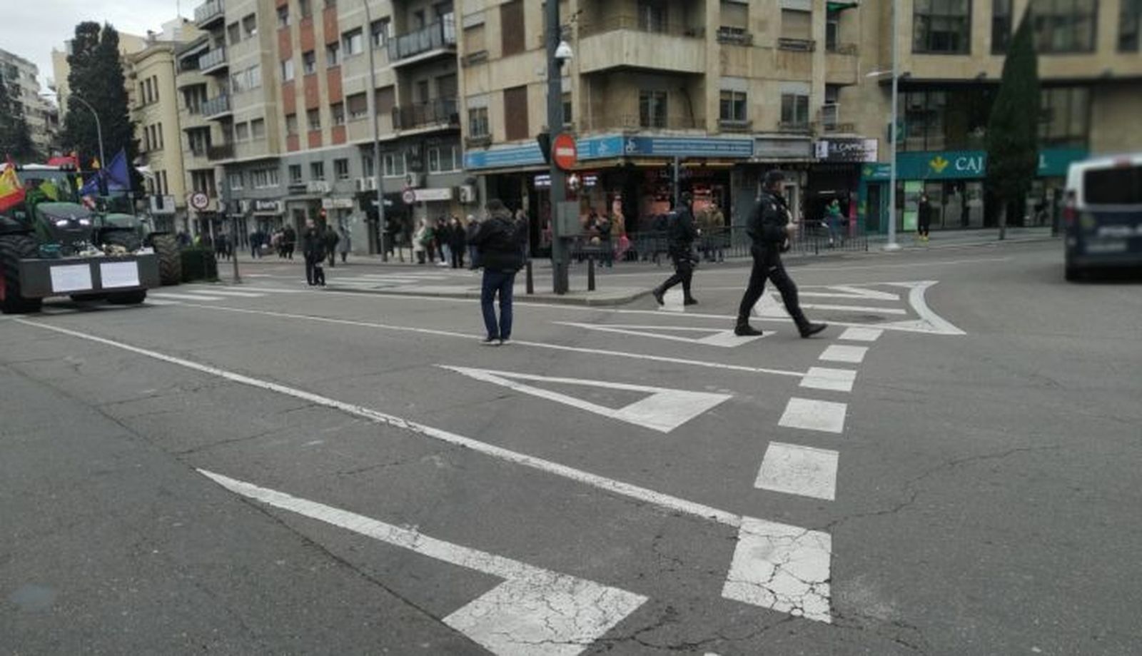 Policía Nacional redirigiendo el tráfico en la Puerta de Zamora. Foto S24H
