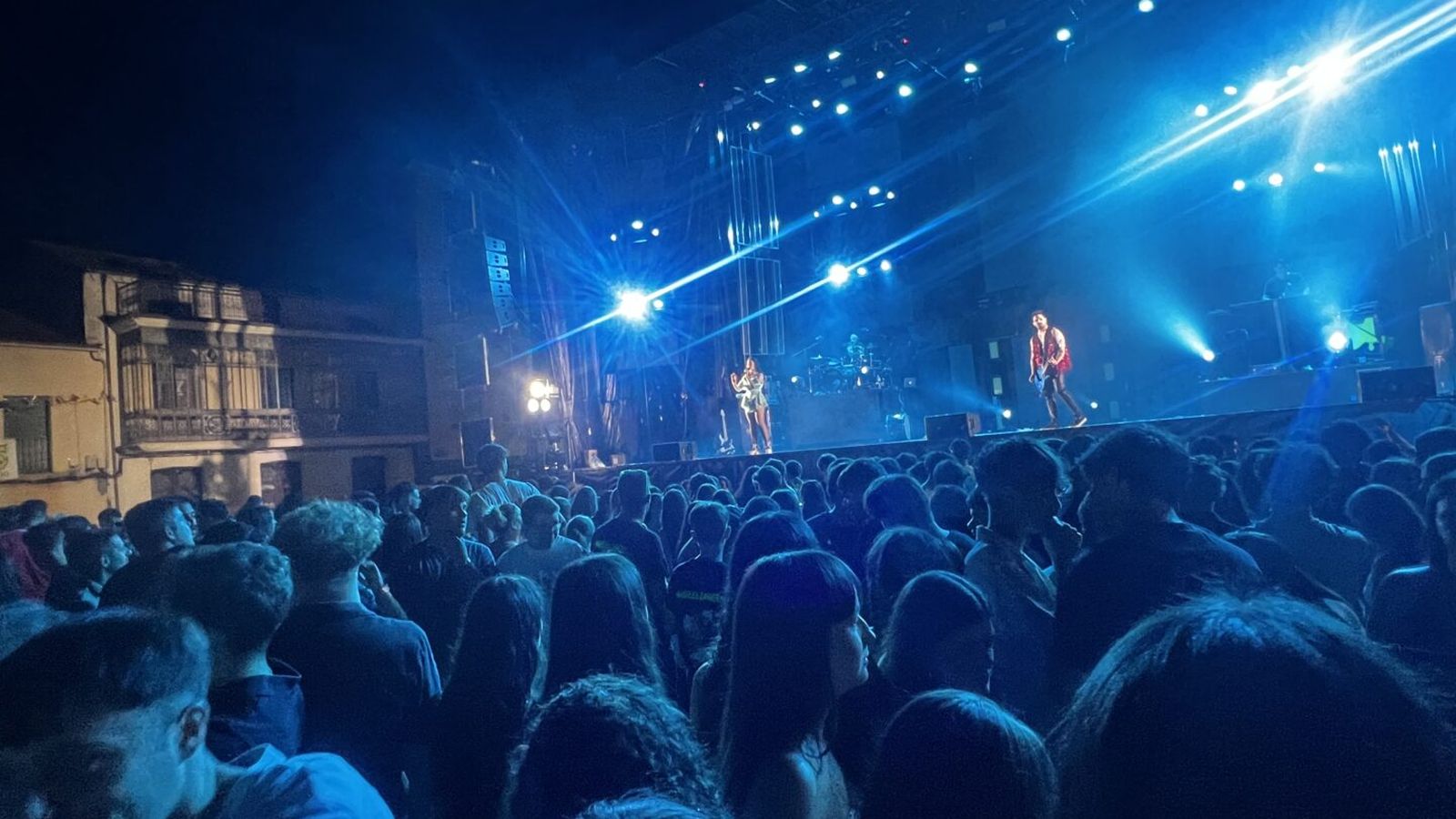 Miles de personas disfrutando de la orquesta Pikante en Guijuelo. Foto Ayuntamiento de Guijuelo