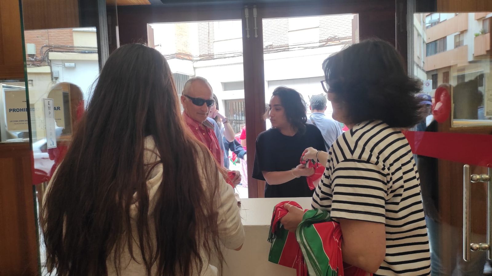 Reparto de las pañoletas de San Pedro