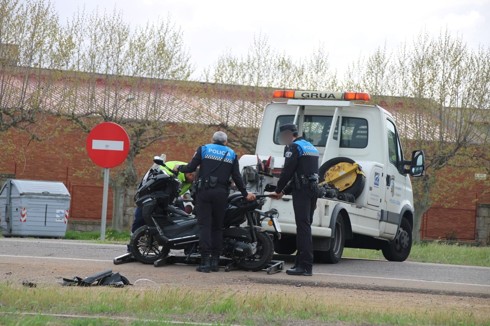 Accidente entre un motorista y un turismo en la avenida de los Agustinos Recoletos