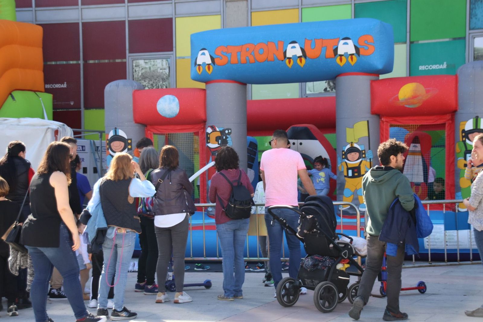 José Luis Mateos, acompañado por miembros de su candidatura, asiste a las actividades organizadas por la Asociación Ariadna con motivo del Día Mundial del Autismo