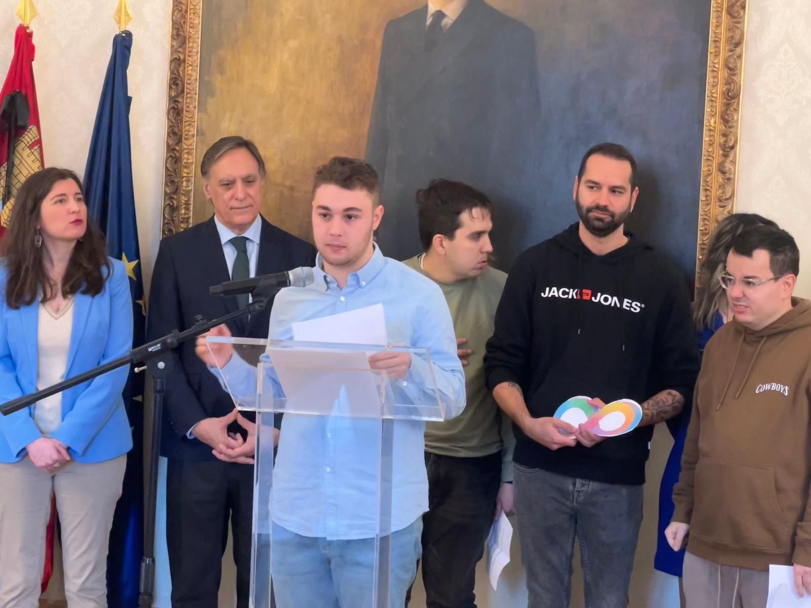 personas-con-tea-visitan-el-ayuntamiento-de-salamanca-en-el-dia-mundial-de-concienciacion-sobre-el-autismo-9