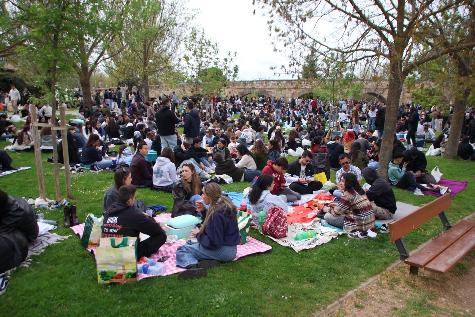 Un multitudinario Lunes de Aguas en Salamanca llena la ribera del Tormes