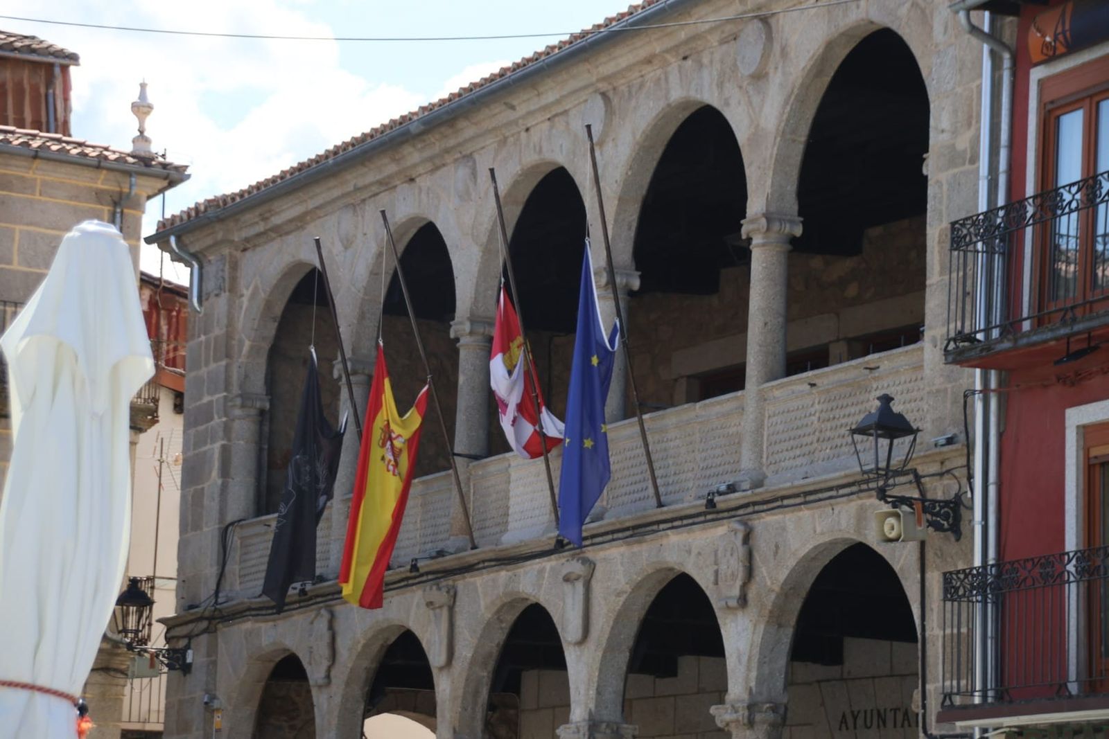 banderas-a-media-hasta-en-el-ayuntamiento-de-bejar-por-el-crimen-machista-de-este-miercoles-30-de-agosto-fotos-s24h