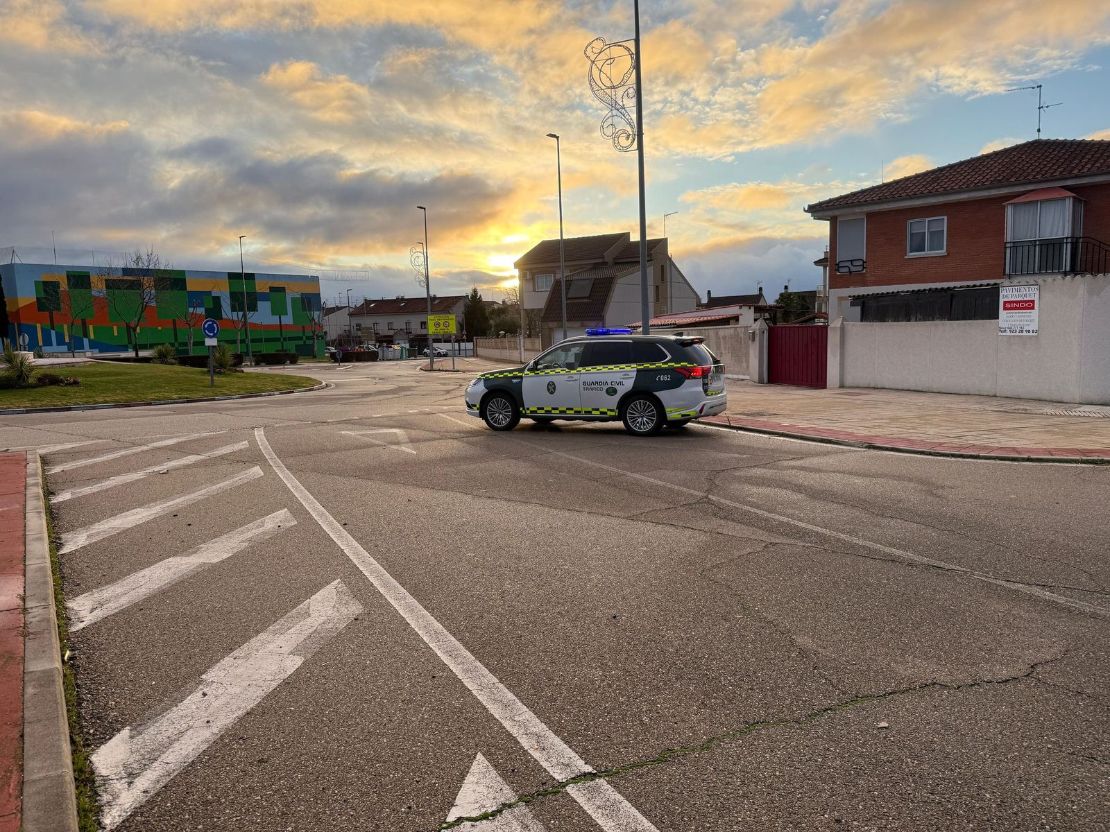 Un coche queda destrozado tras empotrarse contra un árbol en Cabrerizos