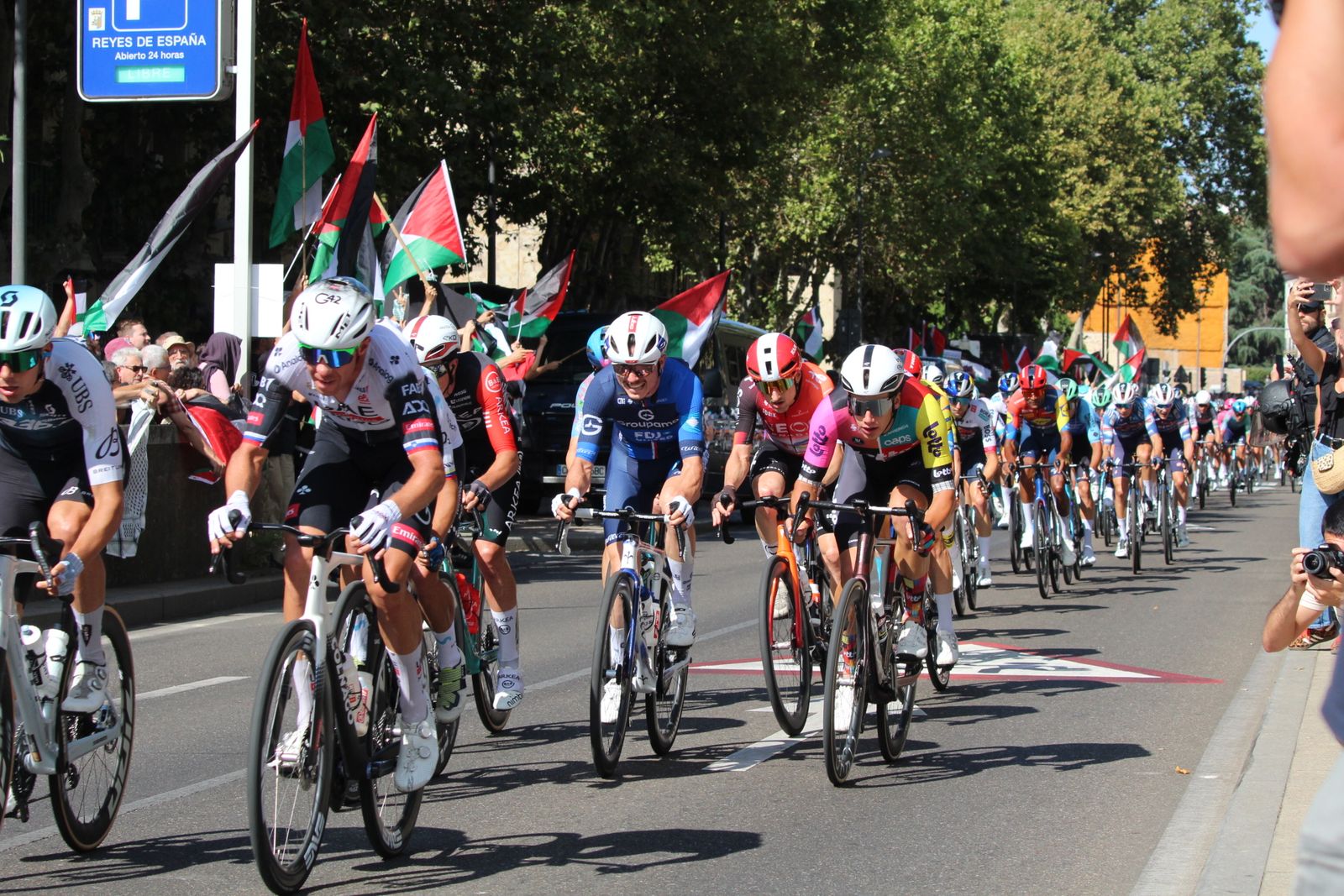 Protestas por Palestina al paso de la Vuelta Ciclista a España por Salamanca