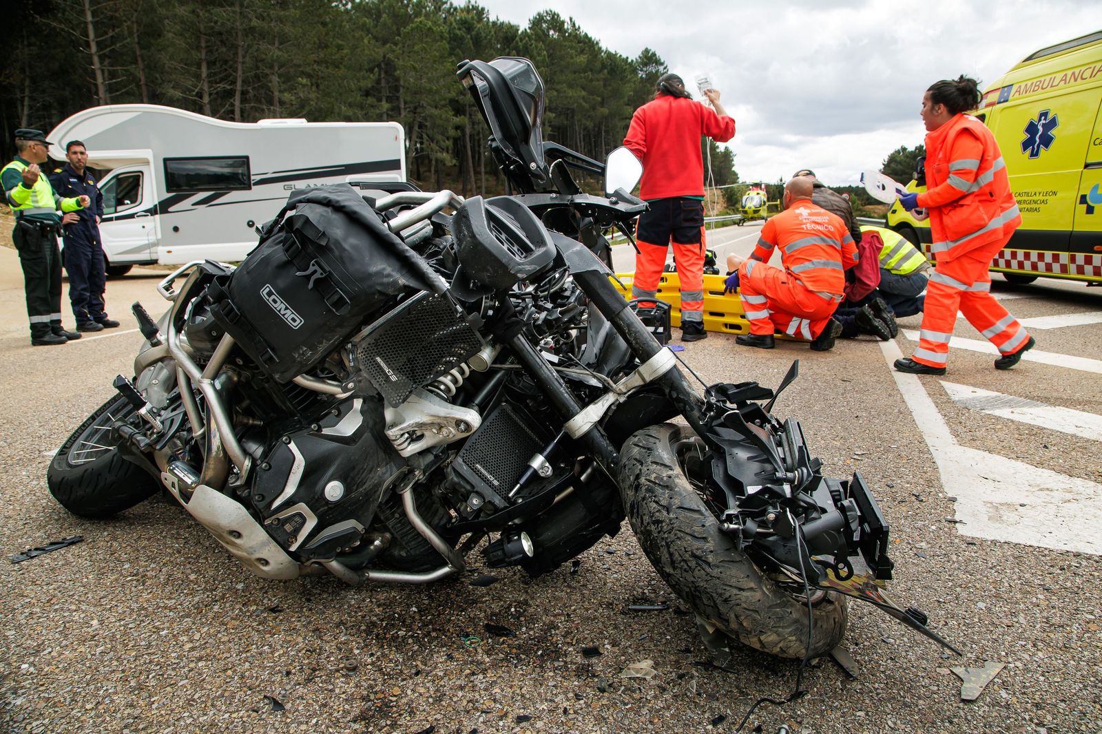 Un herido grave en una colisión entre una moto y un turismo en el pk 43 de la CL-526, en El Payo Vicente  ICAL (3).jpg