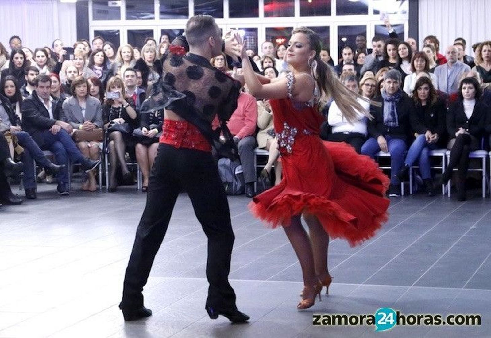 Zamora baila a ritmo latino