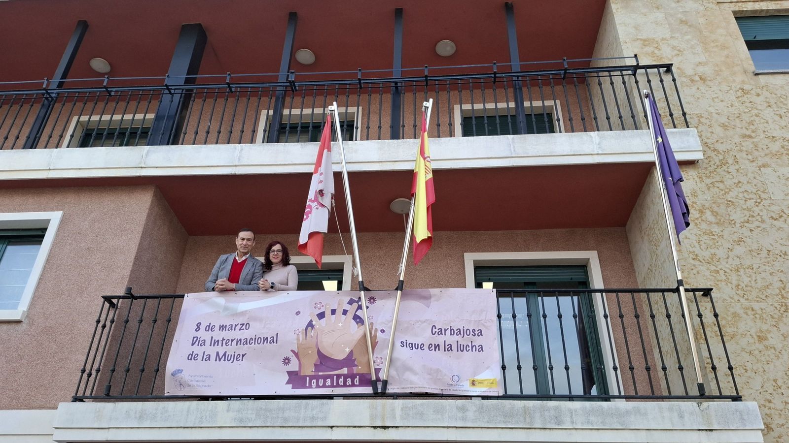 Colocación de la pancarta 8M Carbajosa