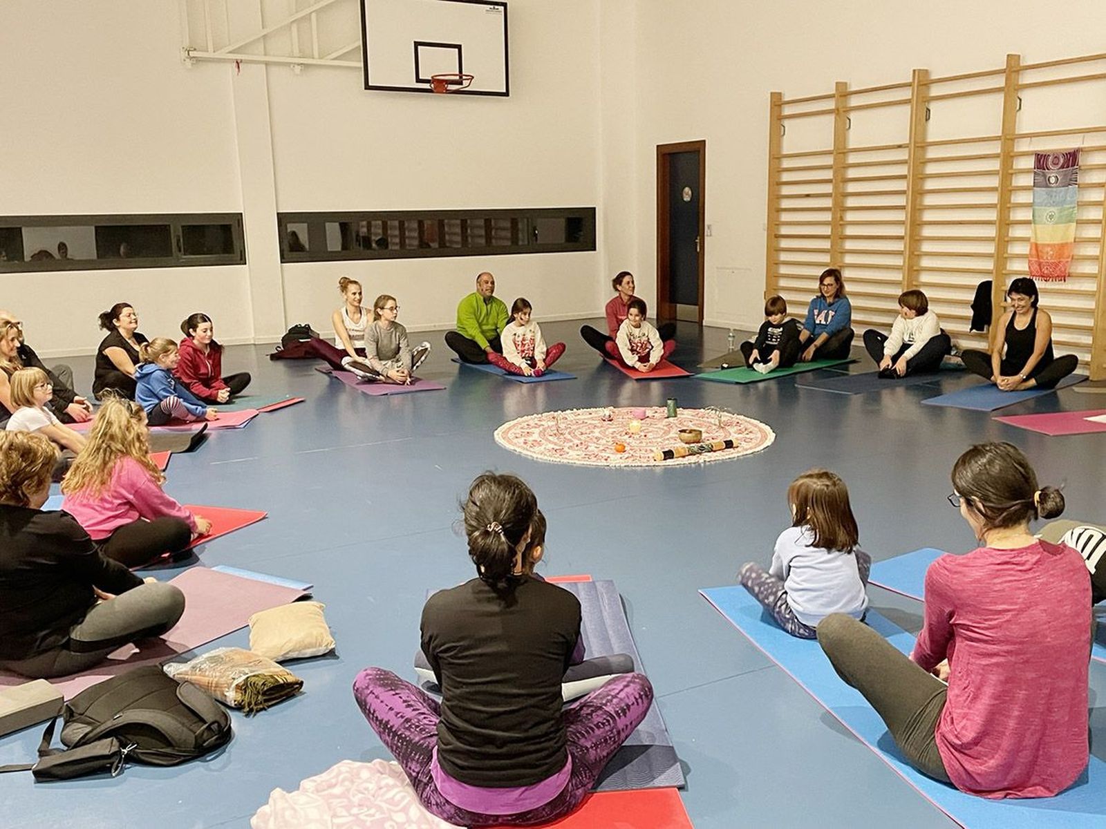 Los vecinos de Carbajosa disfrutan de las actividades del programa de Navidad: Yoga en familia