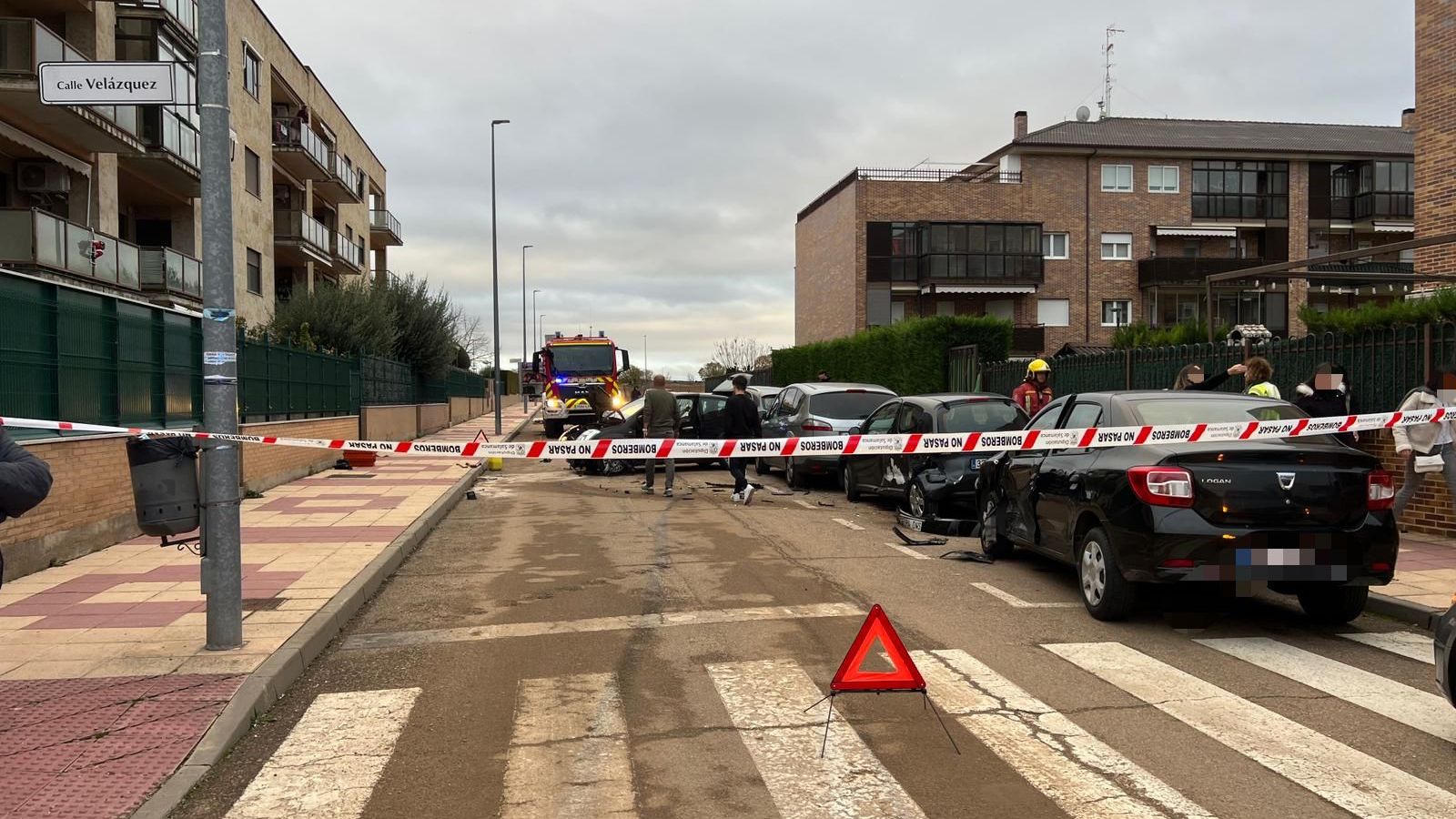 Cortada la calle por la colisión entre dos turismos en Carbajosa de la Sagrada