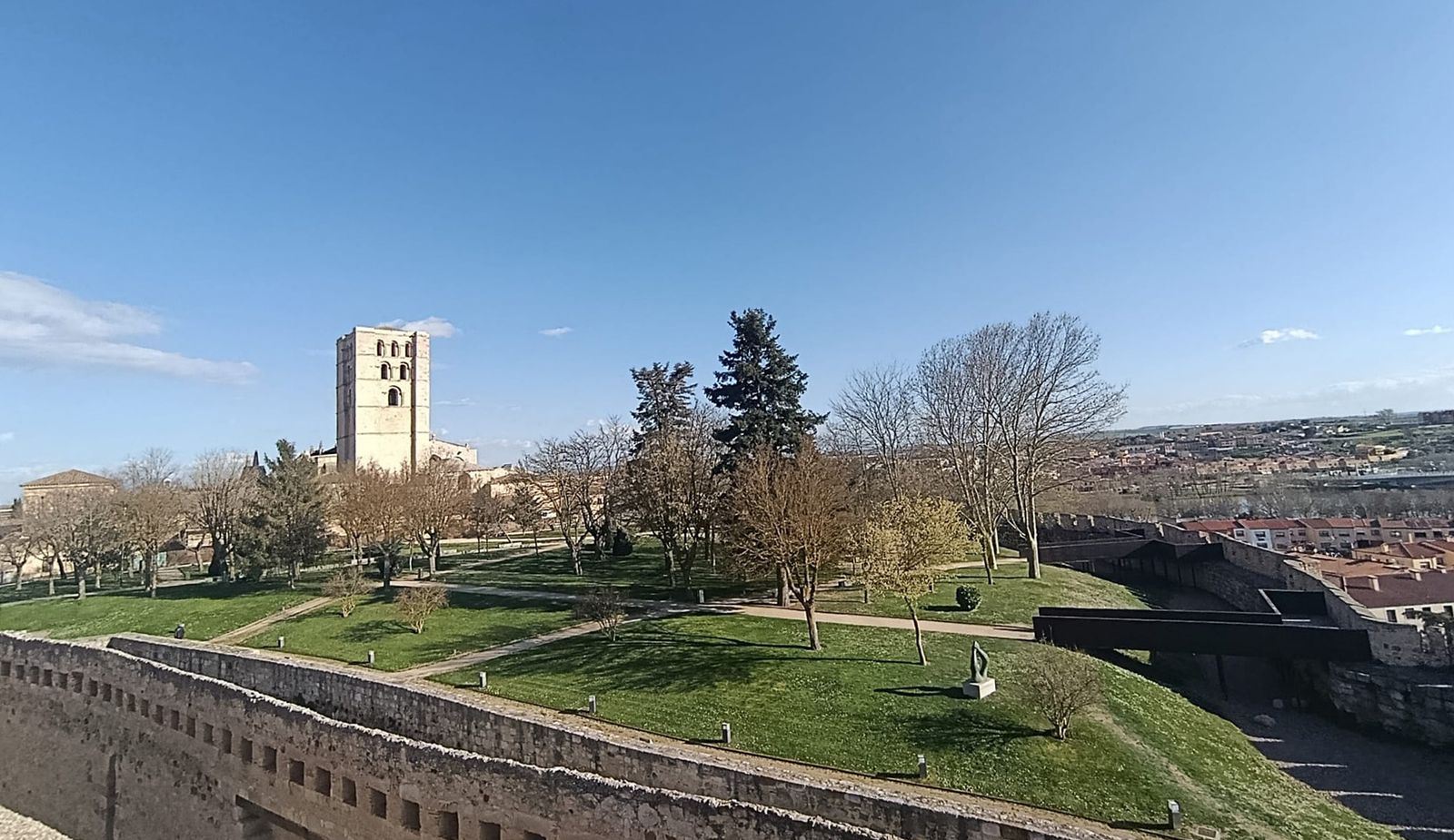 Vista de la Catedral de Zamora y jardines del Castillo. Sol y nubes dispersas