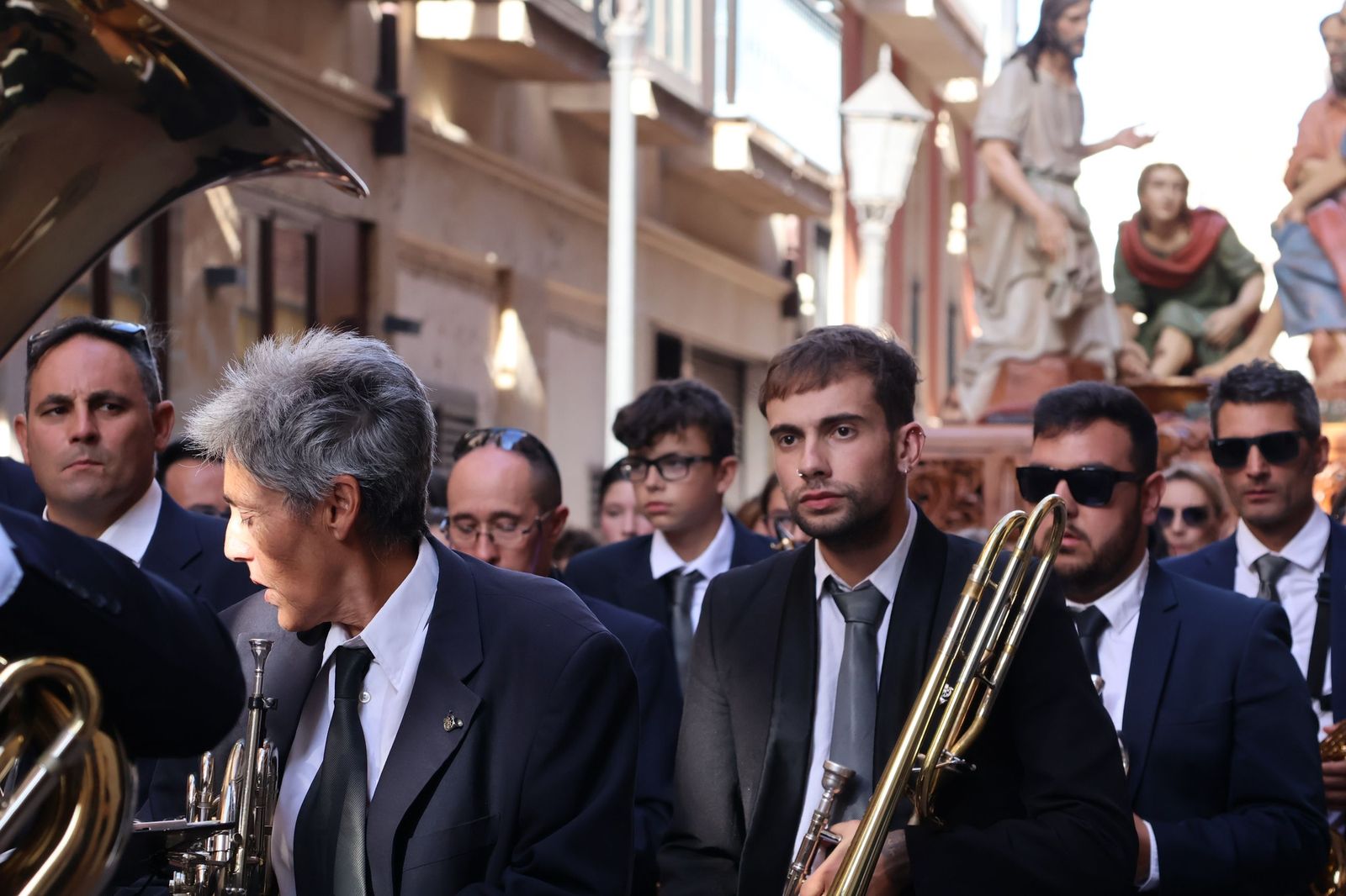 La Exaltación de la Cruz procesiona por las calles de Zamora rumbo a la carpa de San Bernabé
