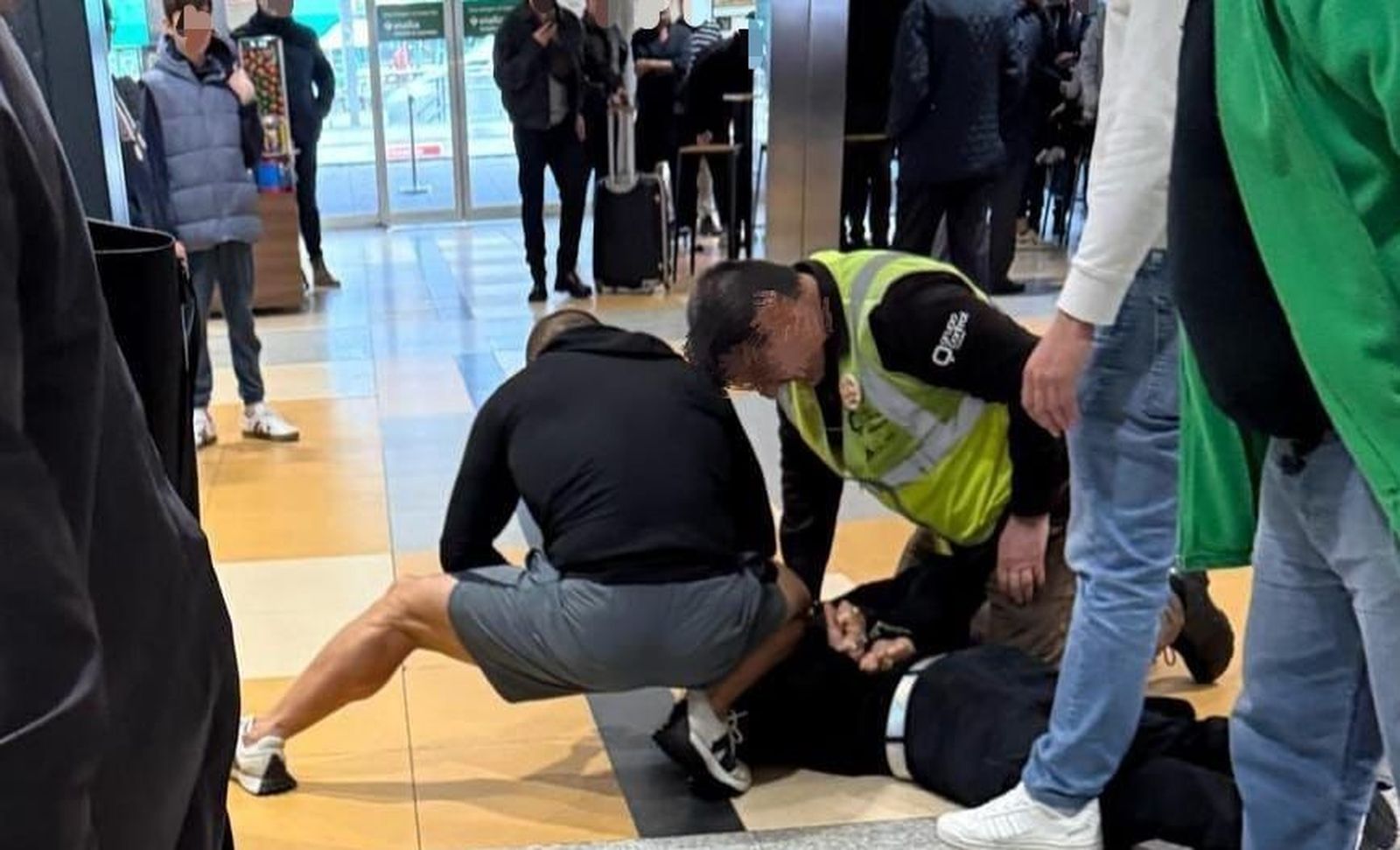 Reducen a unos jóvenes tras una pelea en Vialia con arma blanca