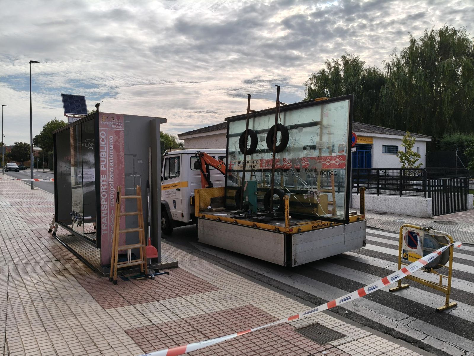 Renovación marquesinas autobús en Carbajosa