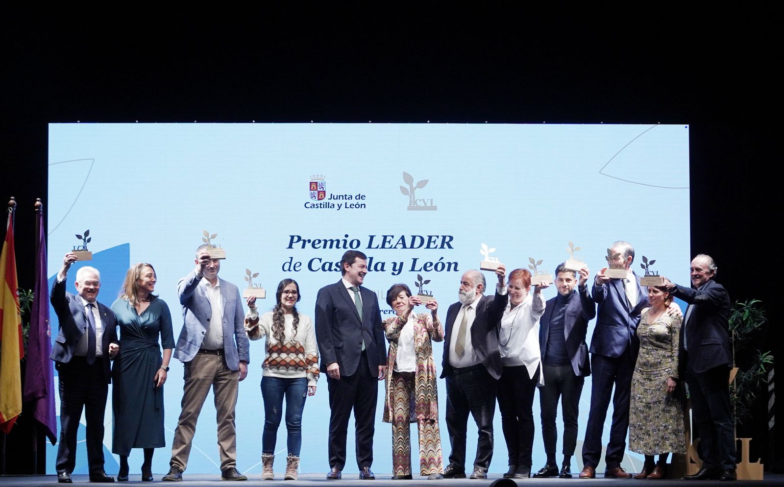 Rubén Cacho  ICAL . El presidente de ja Junta, Alfonso Fernández Mañueco, junto a los galardonados con los premios Leader de Castilla y León