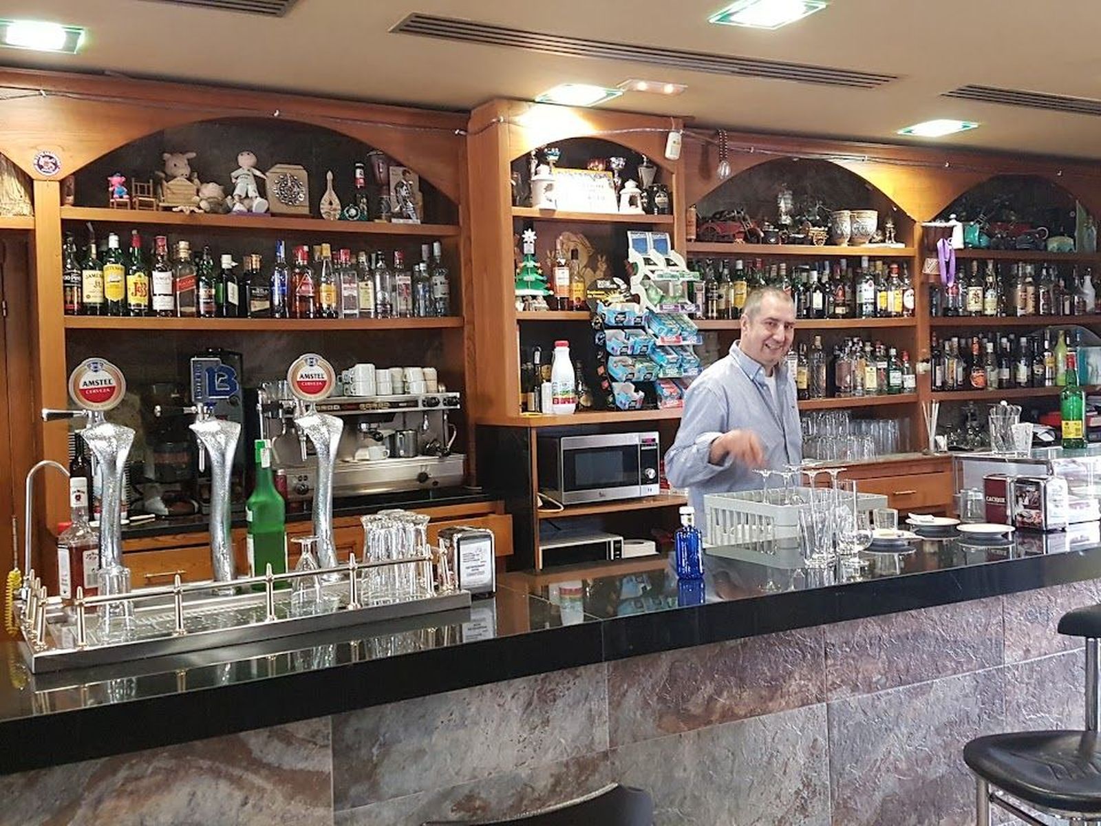 Alberto atendiendo en la barra del restaurante Campero | Foto: EscapadaRural