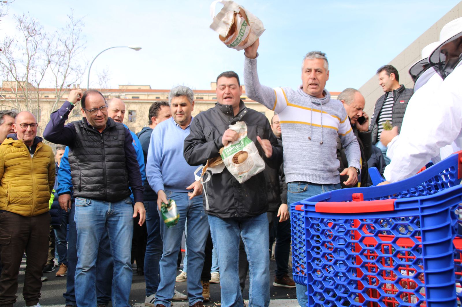 concentracion-profesionales-del-campo-en-el-carrefour-8