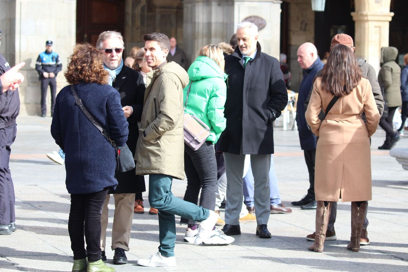 La Corporación municipal se suma a la convocatoria de la Federación Española de Municipios y Provincias (FEMP) guardando un minuto de silencio en homenaje a las víctimas del incendio de Valencia. Lugar: Plaza Mayor