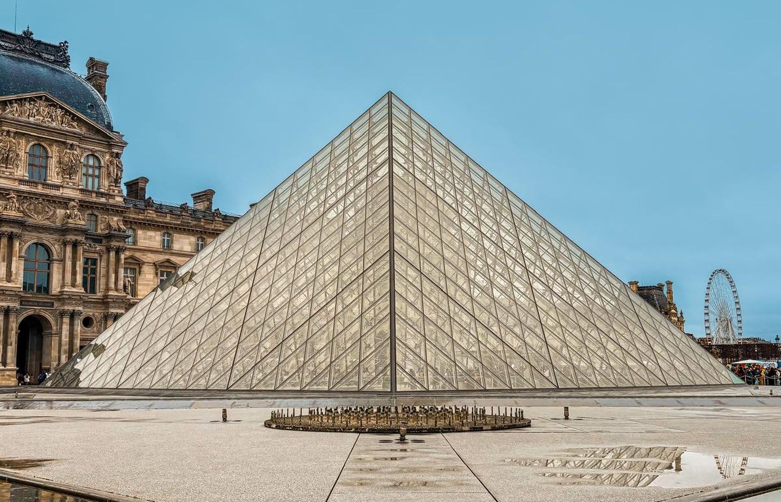 Imagen de la pirámide del Louvre