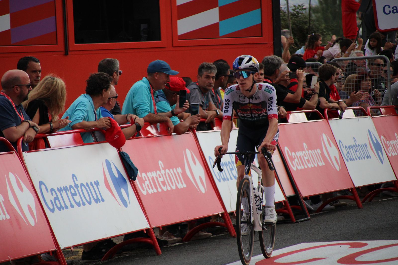 La Vuelta llega a Guijuelo y Philipsen se lleva el esprint