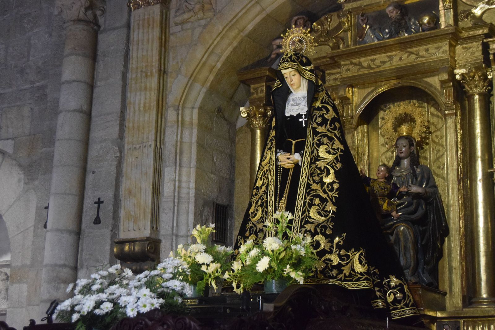 los-zamoranos-visitan-a-la-virgen-de-la-soledad-9