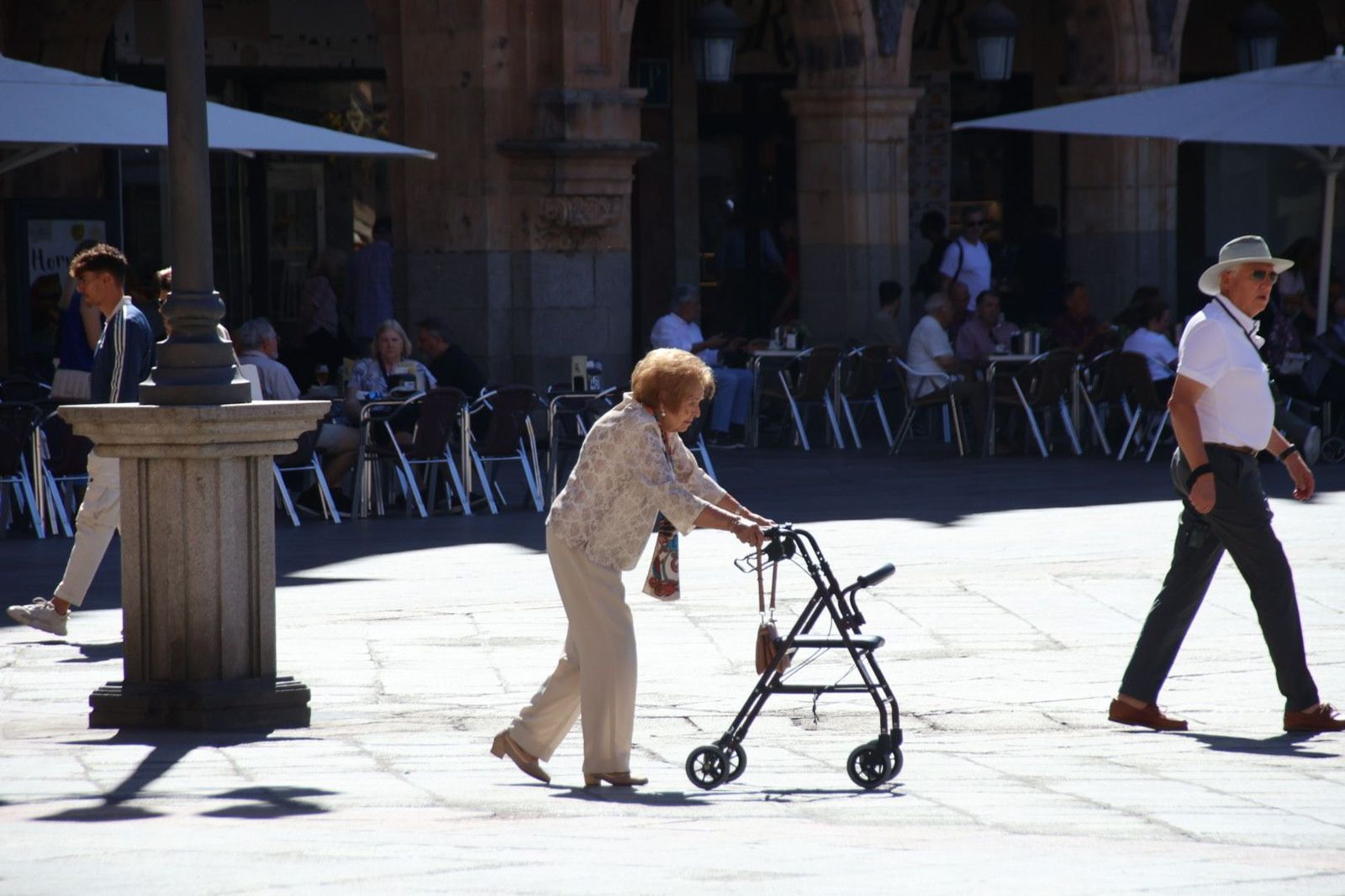 Señora mayor con andador paseando por la Plaza Mayor de Salamanca
