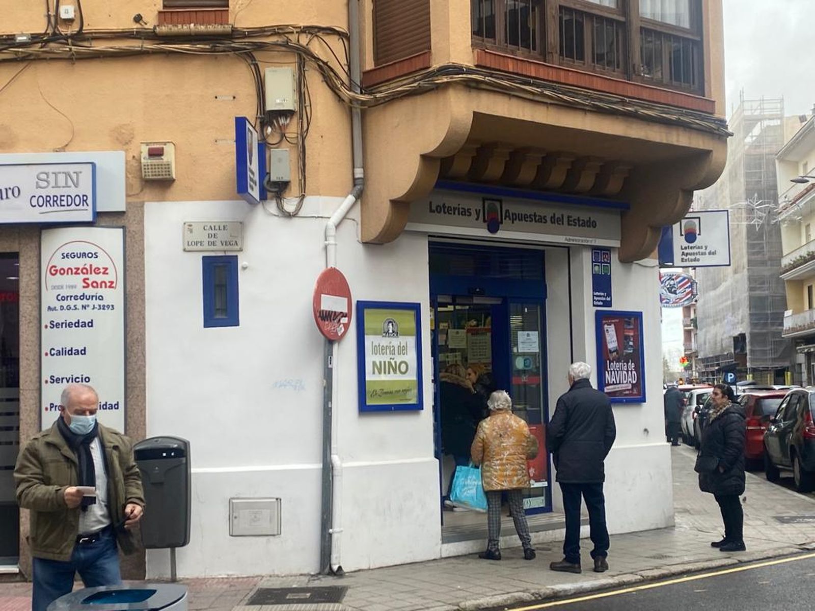 Zamoranos comprando la Lotería de Navidad