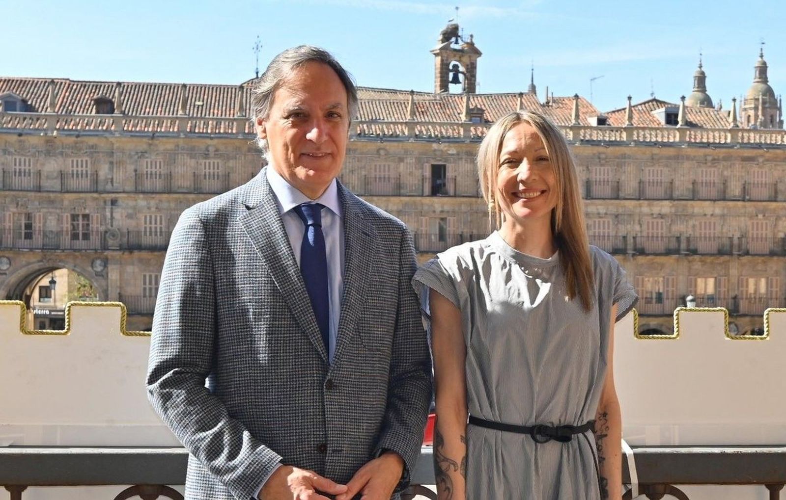 La investigadora salmantina Sara Cuadrado-Castaño junto a Carlos García Carbayo. Foto Ayuntamiento Salamanca
