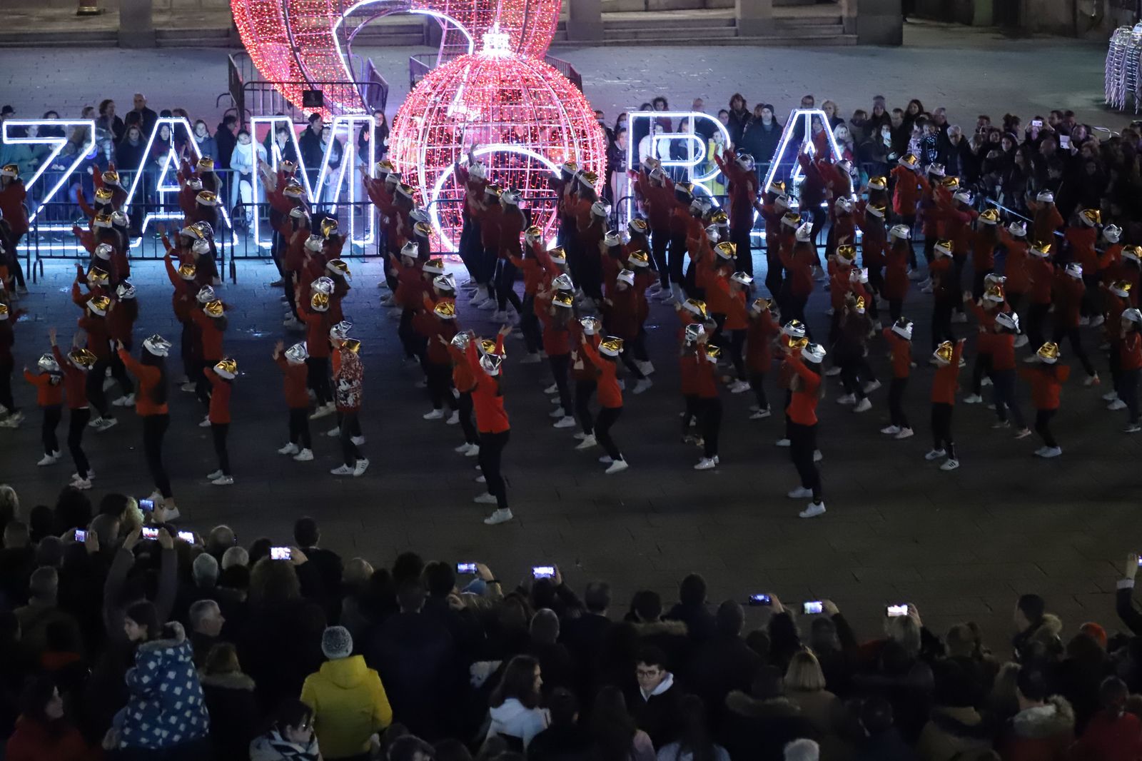 Un espectacular flashmob en la Plaza Mayor para felicitar la Navidad a los zamoranos (1)