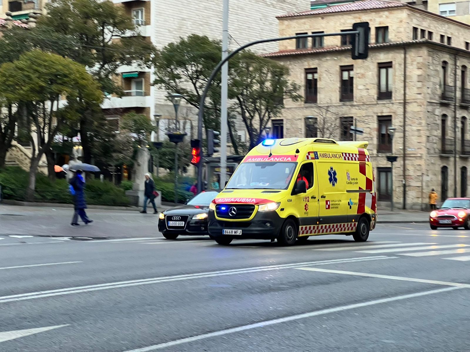 Ambulancia circulando por la avenida de Mirat