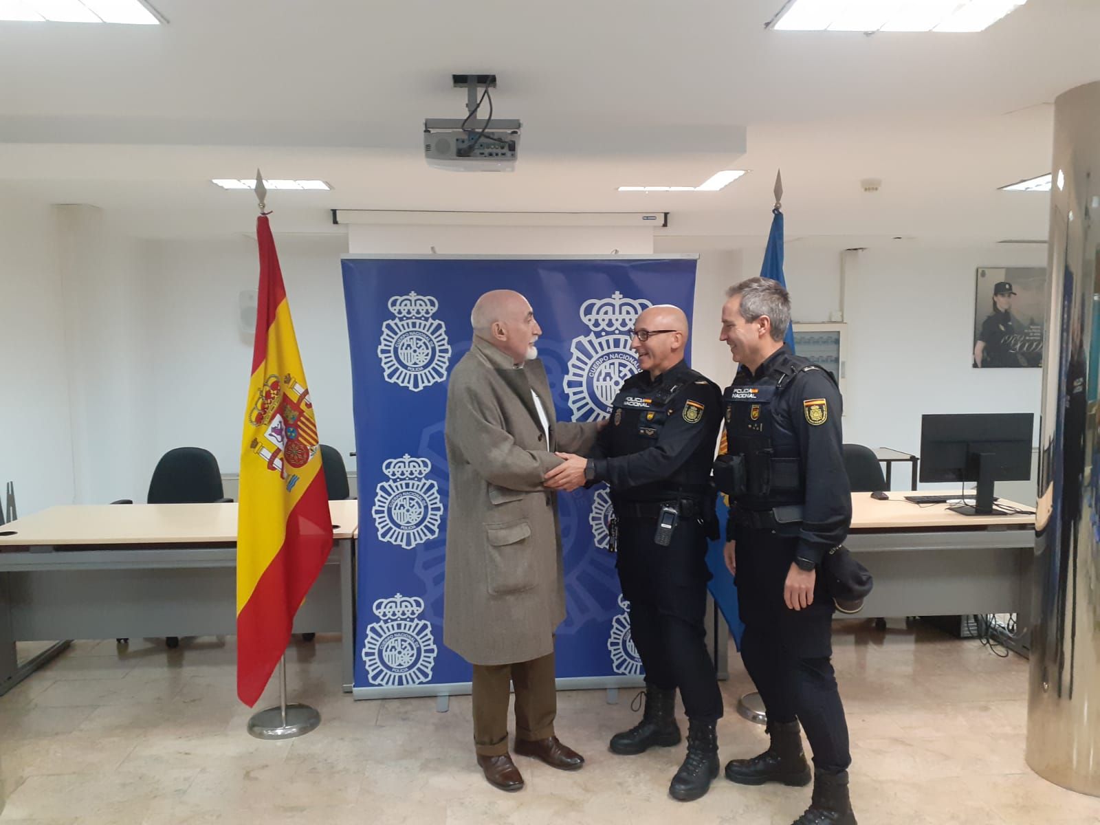 El varón en dependencias policiales agradeciendo a los agentes su rápida intervención.