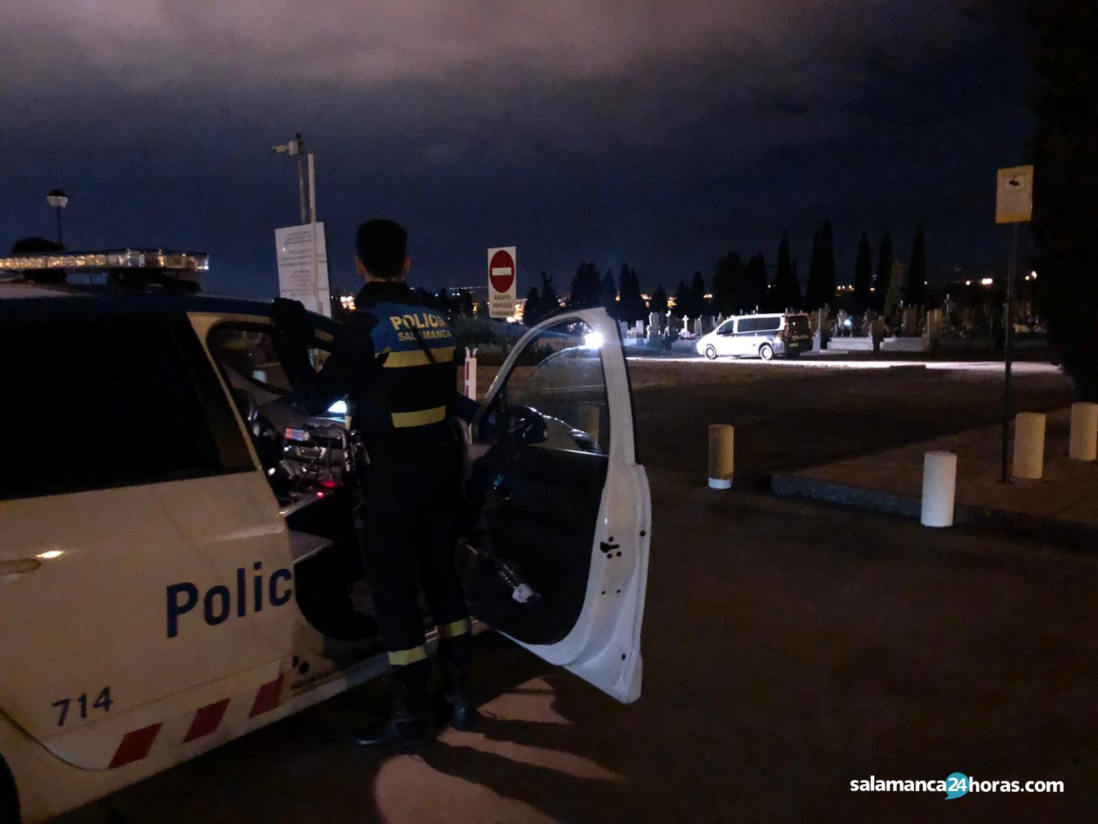 Policía cementerio
