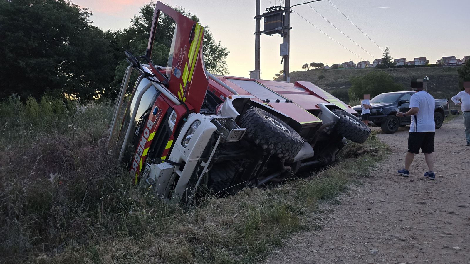 Un camión de bomberos cae en una zanja en un camino de Cabrerizos